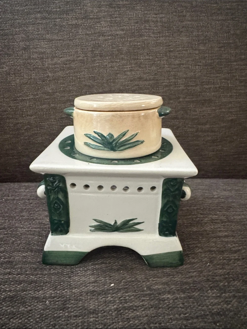 Vintage wax warmer diffuser with Green Leaf Motif